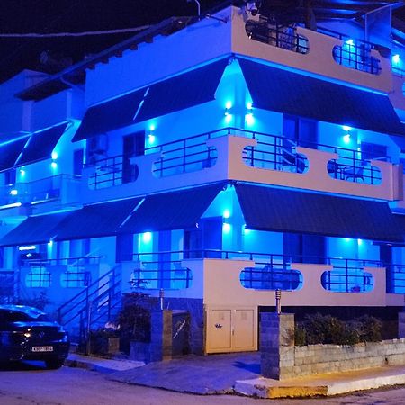 布鲁公寓和海滩酒店 Néa Péramos 外观 照片