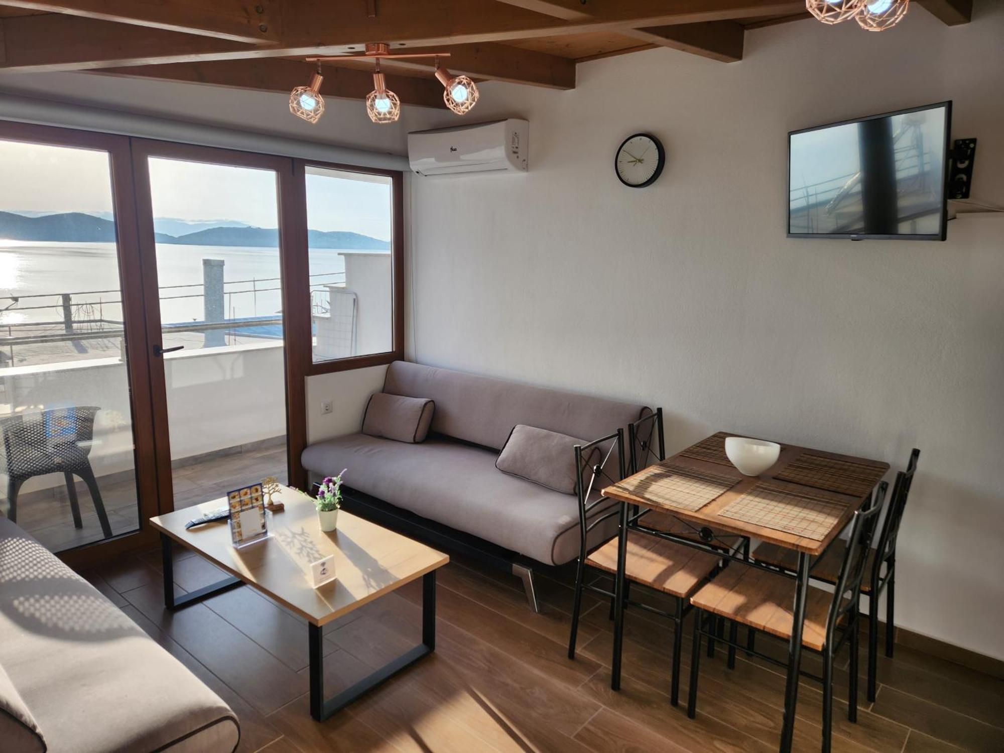 布鲁公寓和海滩酒店 Néa Péramos 外观 照片