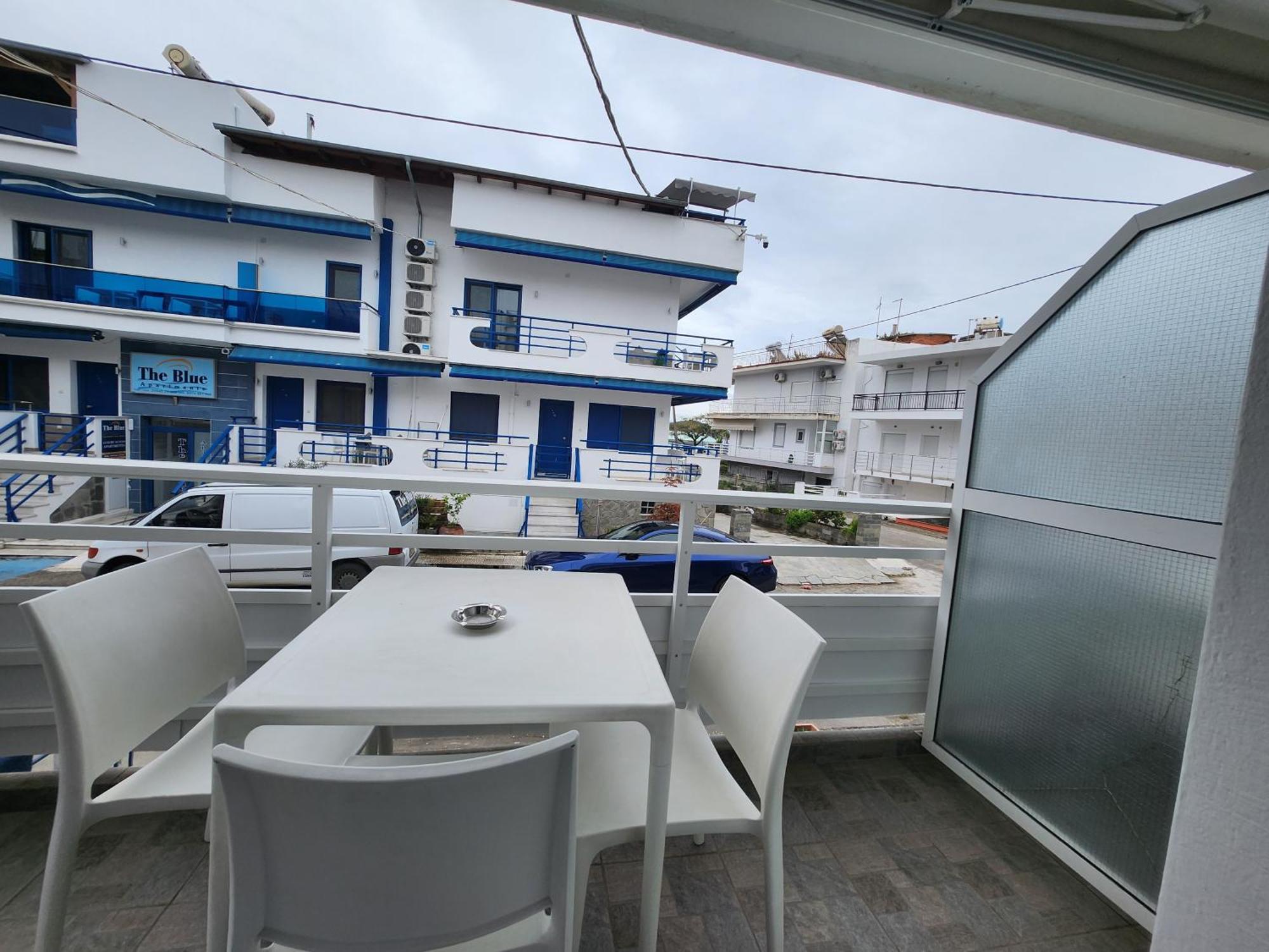 布鲁公寓和海滩酒店 Néa Péramos 外观 照片