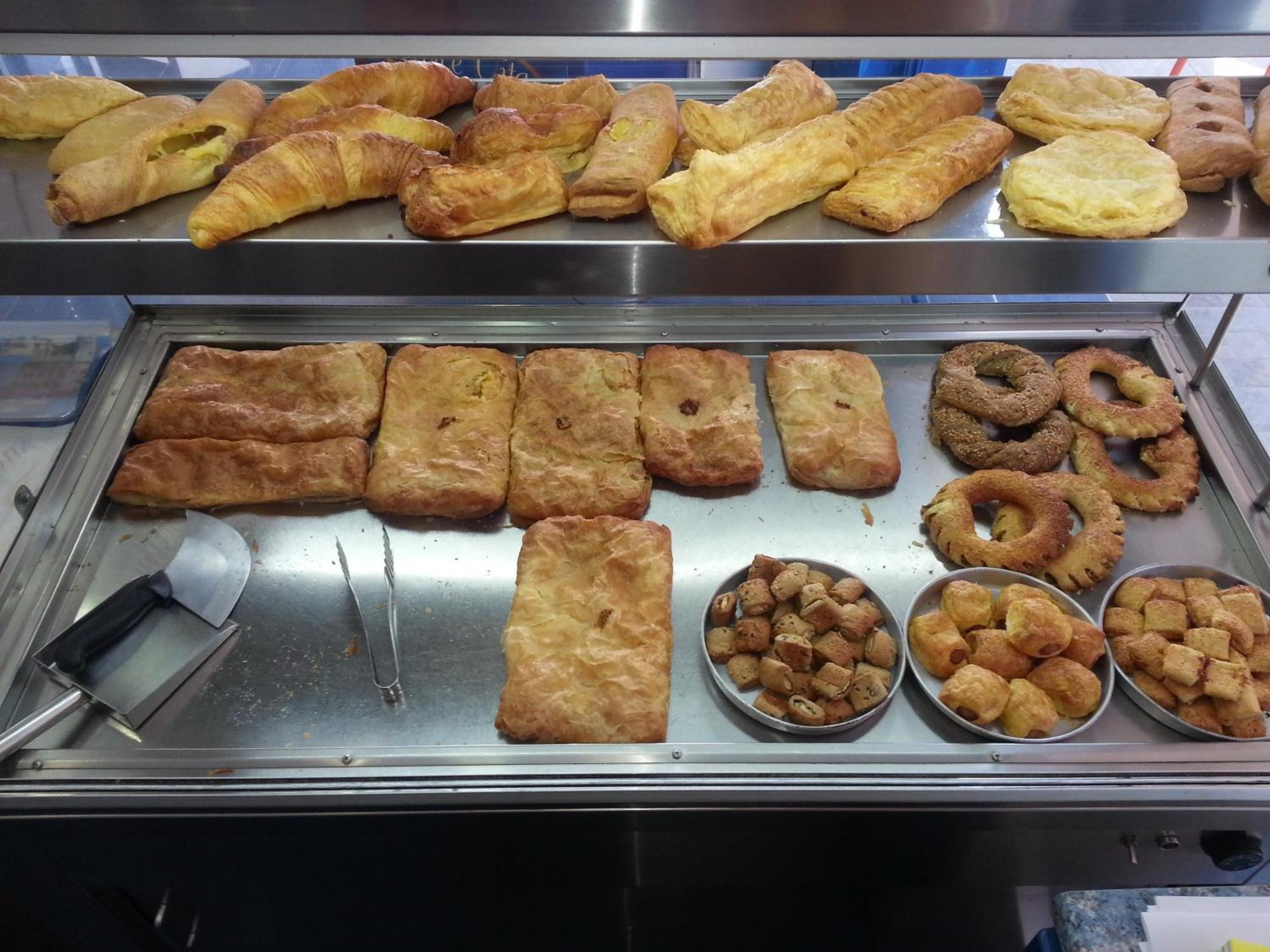 布鲁公寓和海滩酒店 Néa Péramos 外观 照片