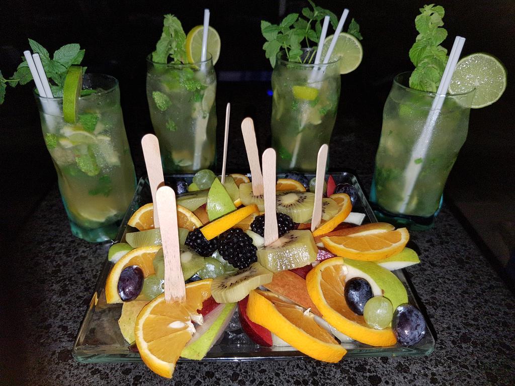 布鲁公寓和海滩酒店 Néa Péramos 外观 照片