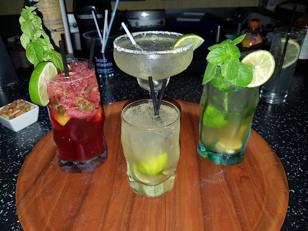 布鲁公寓和海滩酒店 Néa Péramos 外观 照片